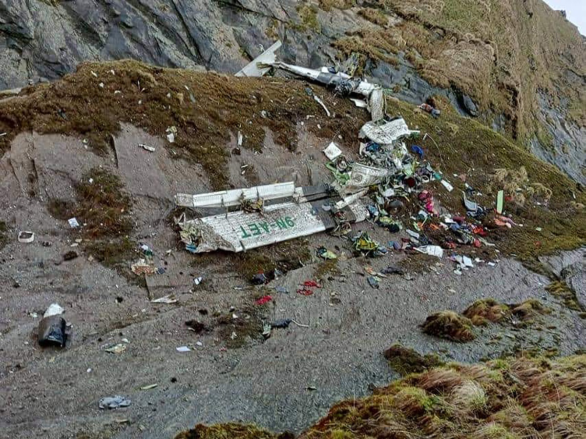 Recuperaron casi todos los cadáveres entre los restos del avión que se estrelló ayer en Nepal. Foto: AP 