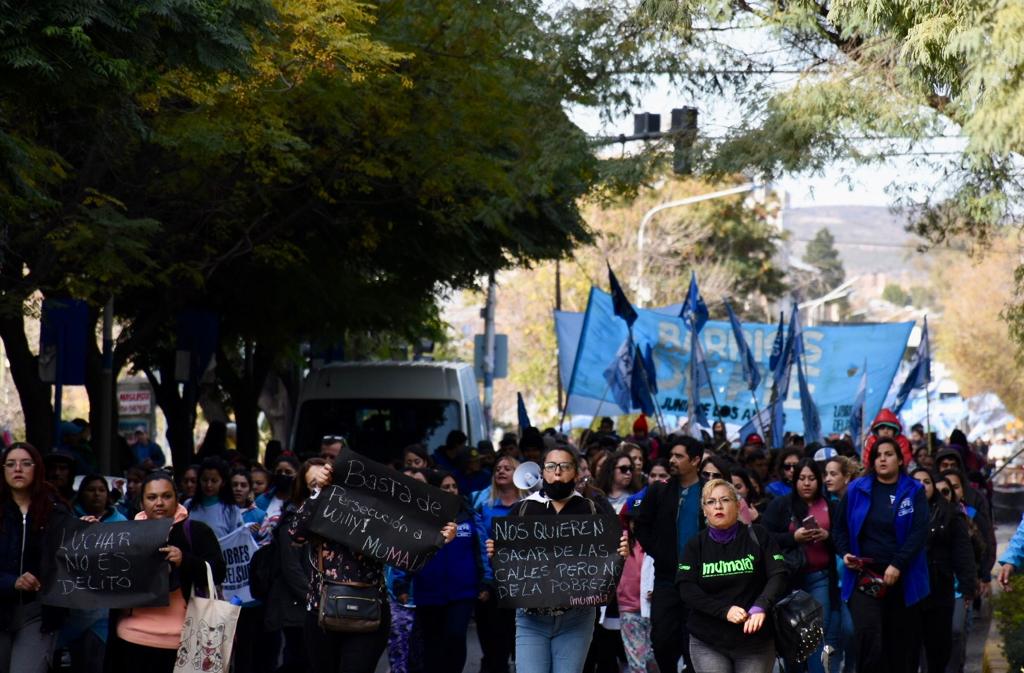 Una marcha reclamó hoy el cese de la persecución a quienes se manifestaron el año pasado. Foto: Matías Subat.