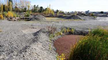 El brazo del Limay, el Todero, en riesgo por el avance de urbanizaciones capitalinas en el barrio Altos del Limay (foto Matías Subat)