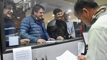 La presentación oficial del proyecto de cesión de las 300 hectáreas se hizo a primera hora, por mesa de entradas (foto Matías Subat)