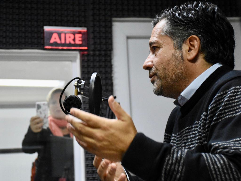 El diputado del UNE visitó los estudios de RN Radio. Foto: Matías Subat.