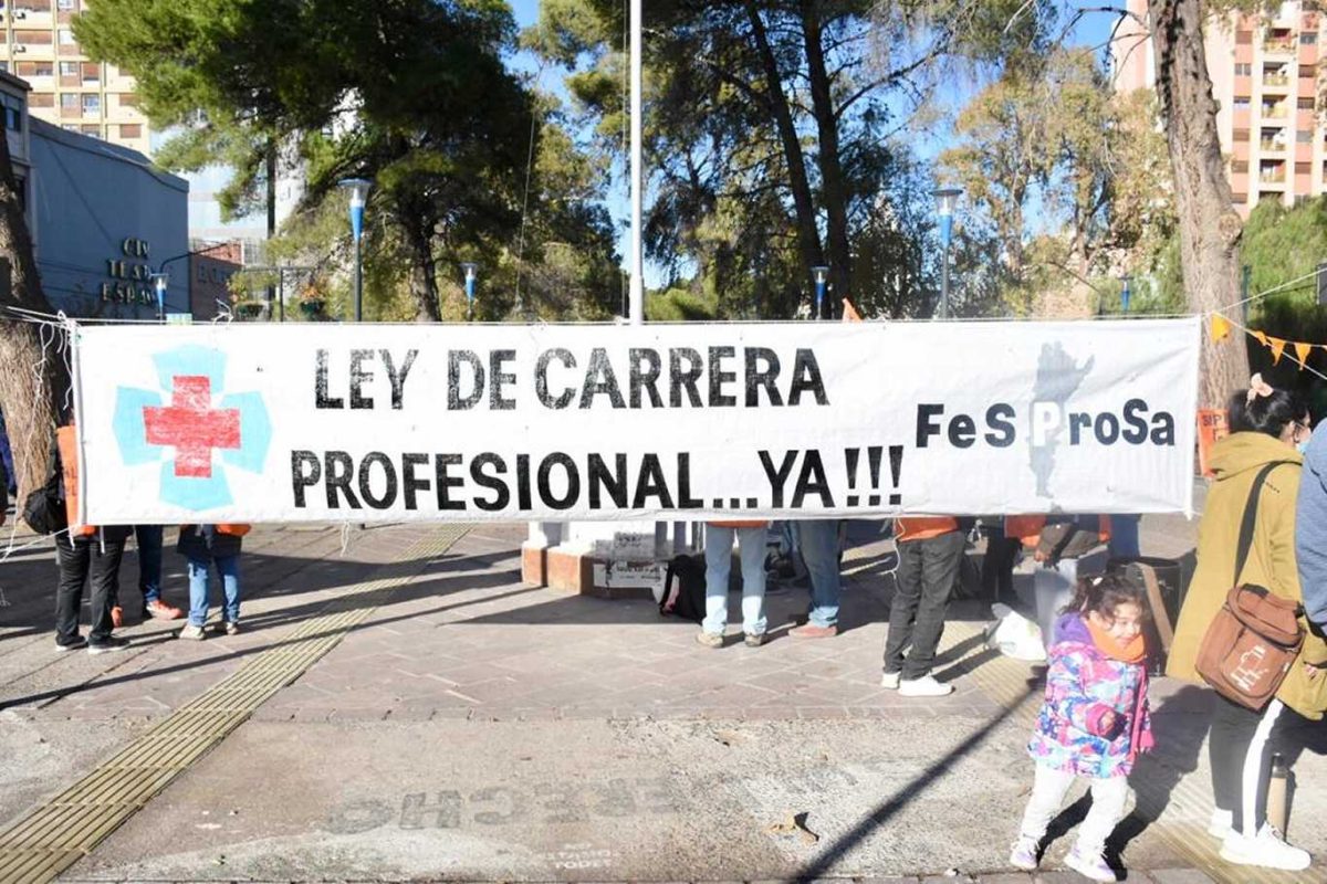 Profesionales de la Salud Pública reiteran su pedido para que se trate la Ley de Carrera Profesional en Neuquén. Foto: Matías Subat
