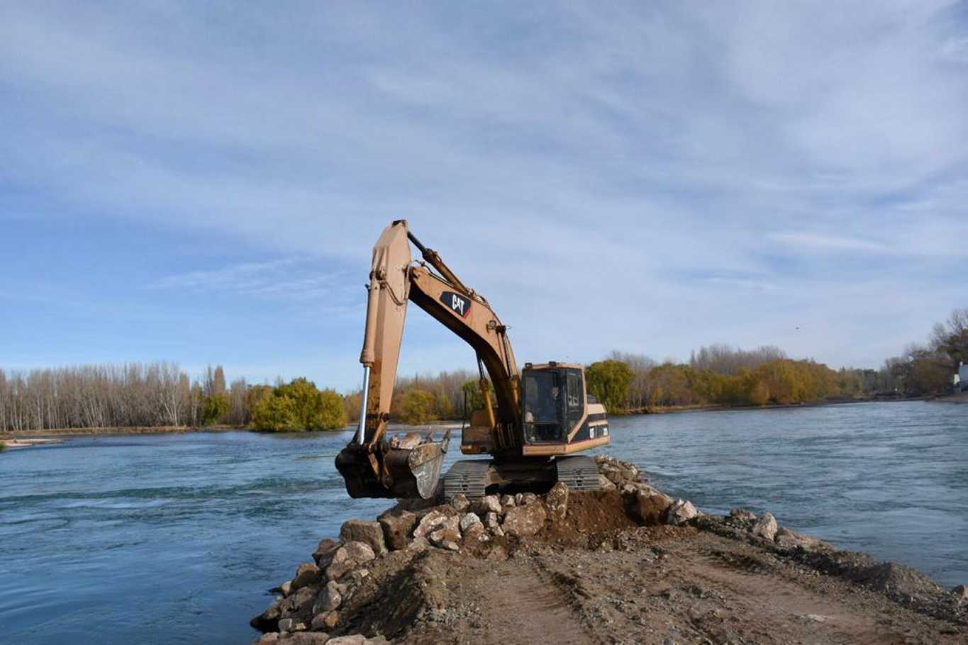 Trabajos de drenaje en el cauce madre del río Limay (foto Matías Subat)