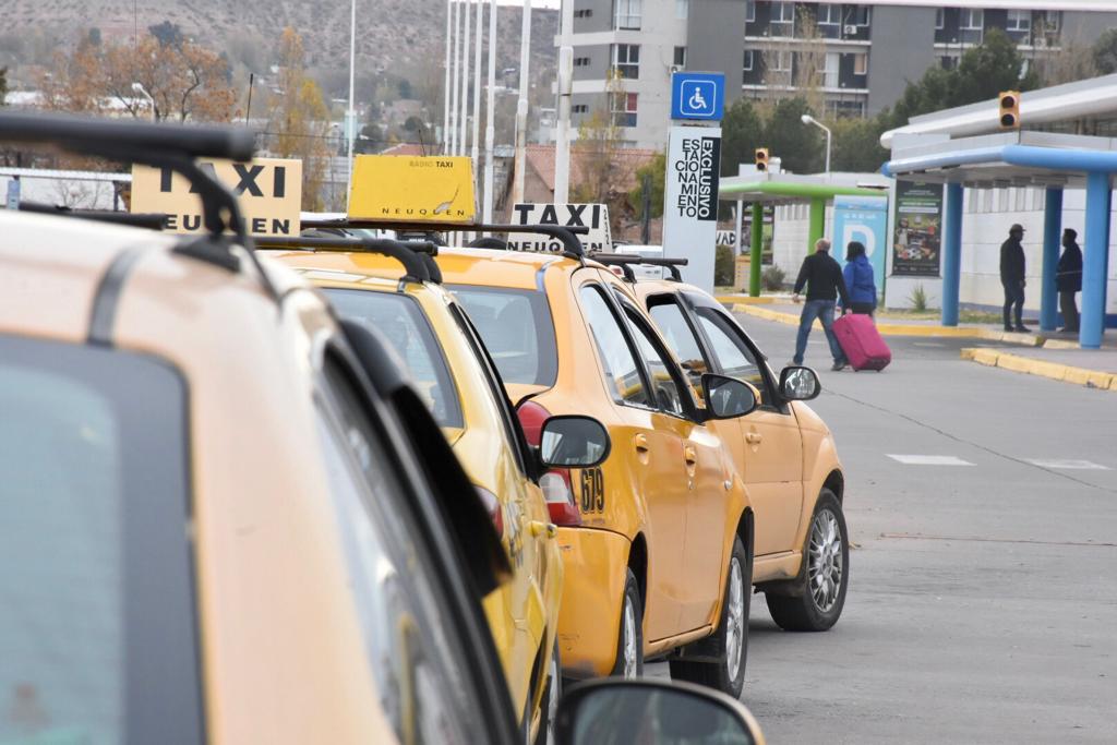 Los taxistas esperan turno para la actualización de relojes taximetreros en la ETON. Actualizan unos 130 equipos por día (foto Matías Subat) 