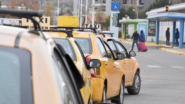 Los taxistas esperan turno para la actualización de relojes taximetreros en la ETON. Actualizan unos 130 equipos por día (foto Matías Subat) 