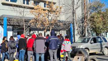 Después de reclaman en el Concejo Deliberante la semana anterior, hoy lo hicieron frente al municipio de Plaza Huincul (Foto: Andrea Vazquez)