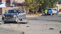 Imagen de Hubo heridos tras un choque entre un patrullero y una camioneta en Plaza Huincul