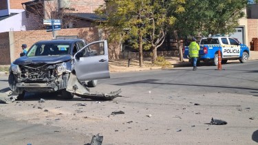 La camioneta recibió el impacto del patrullero en la parte frontal (Foto: Andrea Vazquez)