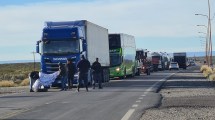 Imagen de Trabajadores despedidos del hospital mantienen el corte de la Ruta 22 en Plaza Huincul