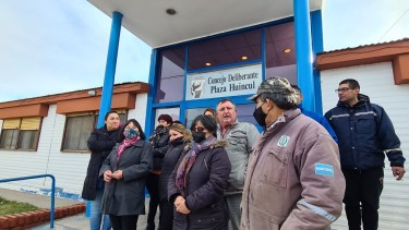 Las familias concurrieron hoy al Concejo Deliberante, a la espera de novedades. (Foto: Andrea Vazquez)