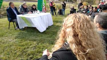 El intendente de Bariloche presentó el programa "Bariloche para rionegrinos" en Villa Regina. (Foto Pablo Accinelli)