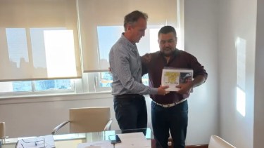 El ministro Katopodis recibió el pedido para la construcción de una ciclovía en Villa Regina. (Foto gentileza)