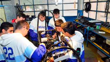 El proyecto involucra etapas de investigación, diseño y fabricación para que el vehículo sea eficiente en su rendimiento.