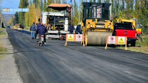 Completan obra de asfalto en un camino rural de Regina