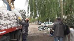Empezó el reparto de leña en Roca y este es el cronograma barrio por barrio