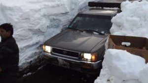 Una pared de nieve: así rescataron la camioneta que asistía al criancero Tomás Sura