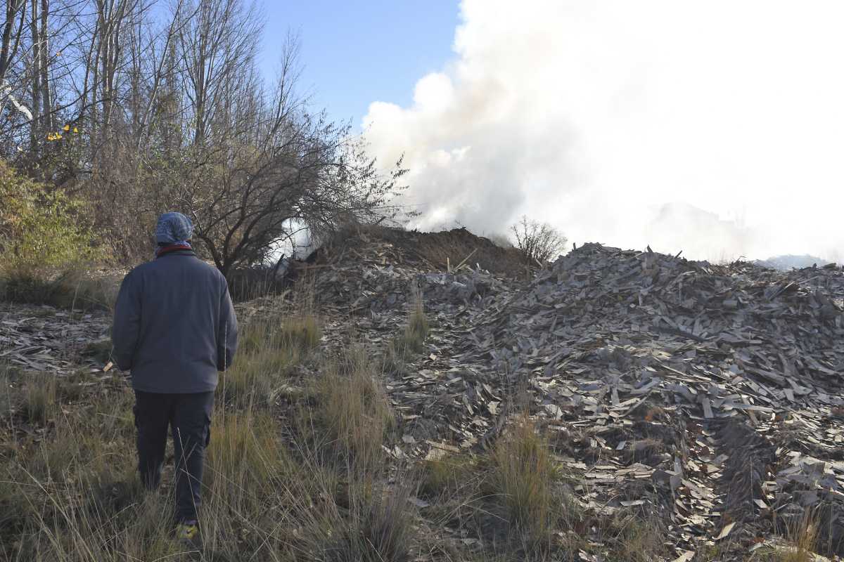 El incendio del aserradero de la Cooperativa 1º de Mayo, estuvo controlado durante la mañana. Fotos Juan Thomes.