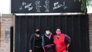 El Comedor - Merendero "Mejor es dar que recibir" funciona en calle Defensa al 4115, de Roca. Foto Juan Thomes