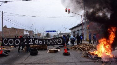 Los trabajadores del aserradero mantuvieron las protestas también en calle Alsina y Damas Patricias. (foto: archivo)
