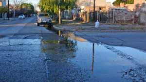 Inundados: vecinos de un barrio de Roca siguen viviendo entre desbordes de agua potable