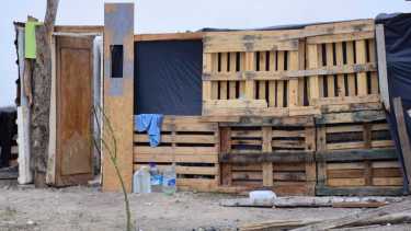 La familia está habitando una vivienda precaria en la zona norte y pide ayuda. Fotos Juan Thomes.