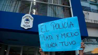 El acampe de la Policía sigue firme en pleno centro de Roca y se mantendrá unos días más