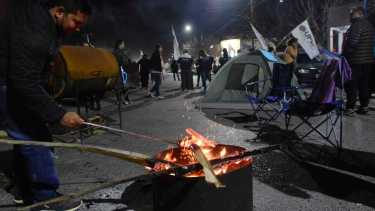La protesta seguirá todo el fin de semana en Roca. 