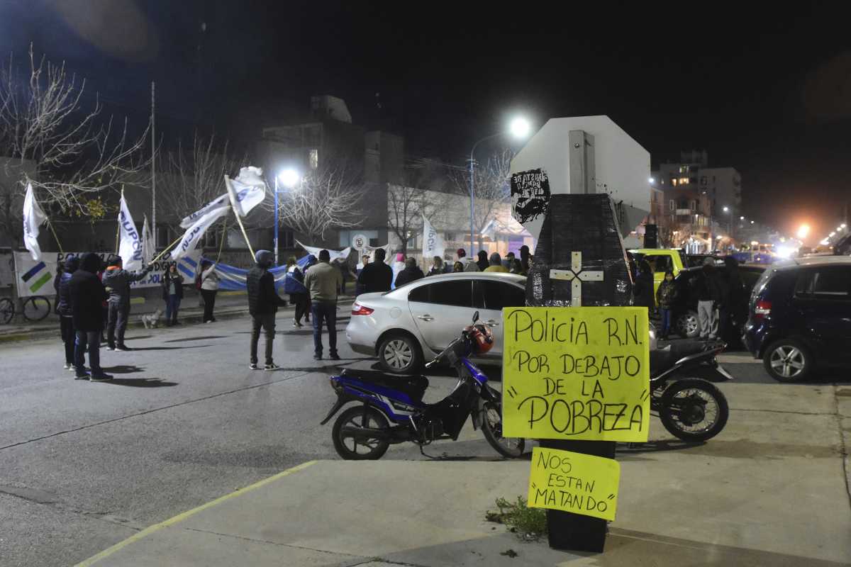 Anoche la protesta continuaba frente a la comisaría Tercera de Roca. Fotos: Andrés Maripe