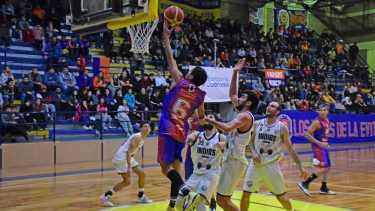 Troncoso anota para Roca en un gran partido que se definió en suplementario. Buen marco de público en el Gigante. Foto: Andrés Maripe. 