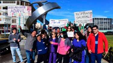 Los trabajadores de salud pública que prestan tareas en Adanil, marcharon hacia el monumento de la Manzana, en Roca. Foto Juan Thomes.