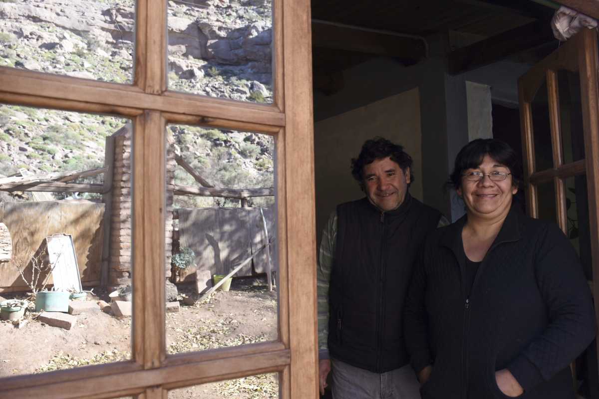 Ariel y Alejandra Zapata contaron que su hija tiene a miedo a morir por los sismos que sienten en Sauzal Bonito. (Foto Matías Subat).-