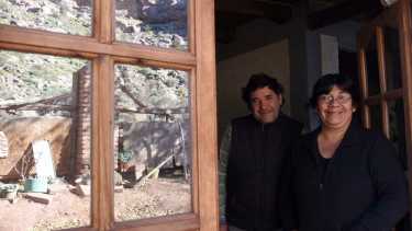 Ariel y Alejandra Zapata contaron que su hija tiene a miedo a morir por los sismos que sienten en Sauzal Bonito. (Foto Matías Subat).-