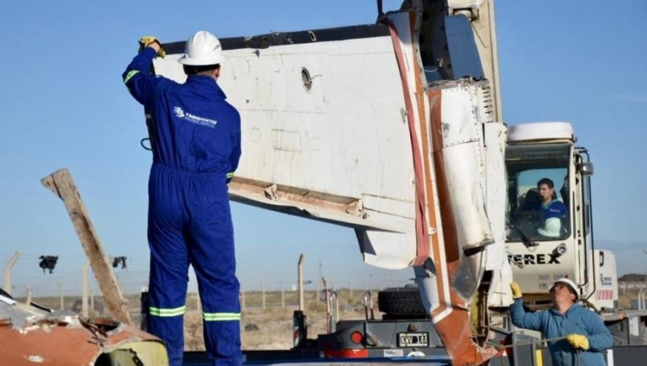 Traslado de restos del avión TAN de Neuquén. Foto: Archivo Matias Subat. 