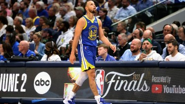 En Golden Stephen Curry, como casi siempre, sobresalió pese a que solo aportó 20 puntos. Foto: AP 