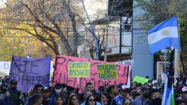 Policías de Río Negro marchan en Roca y Viedma en reclamo de suba de salarios