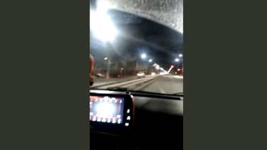 El conductor circuló por la ex Ruta 22, en Neuquén, varias cuadras en contramano. Foto: Captura video