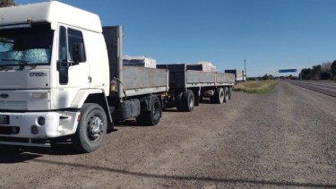 El Cuerpo de Seguridad Vial de Viedma secuestró el acoplado tras identificar al conductor del camión, oriundo de Allen.  Foto: Gentileza Policía de Río Negro.