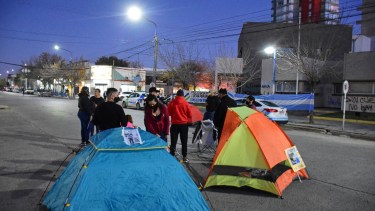 La medida comenzó ayer cerca de las 19. Foto Andrés Maripe
