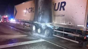 El rápido accionar de los bomberos de Choele impidió que las llamas llegaran a la cabina del camión.