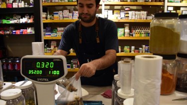 Enzo hace un año y medio abrió su dietética junto a dos amigos en Roca y hace seis meses inauguraron otro local en Cipolletti. Fotos Andrés Maripe