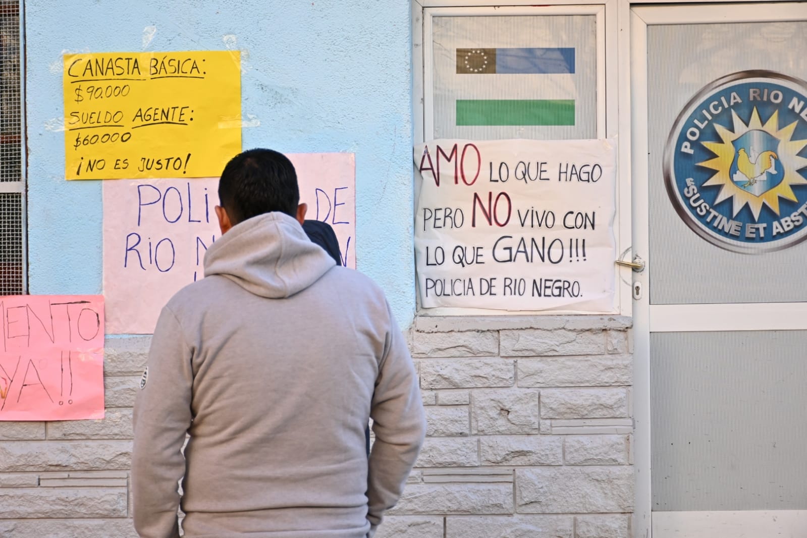 Hoy continúa el acampe, la fuerza policial solicita salarios dignos. Foto: Flor Salto.  