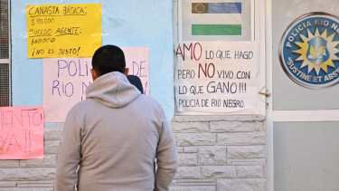 Hoy continúa el acampe, la fuerza policial solicita salarios dignos. Foto: Flor Salto.  