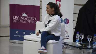 La judoca Peque Pareto se presento en la legislatura donde dio una charla sobre vida sana y deporte. Foto: Yamil Regules.