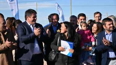 Las familias adjudicatarias ya pueden comenzar a construir sus viviendas en la meseta. Foto: Florencia Salto.