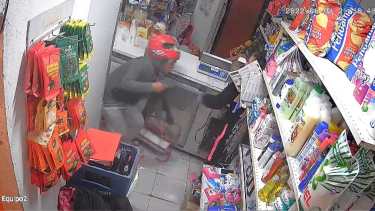 Las fuerzas de seguridad trabajan para encontrar al autor del asalto en Gran Neuquén Norte. Foto: Captura video