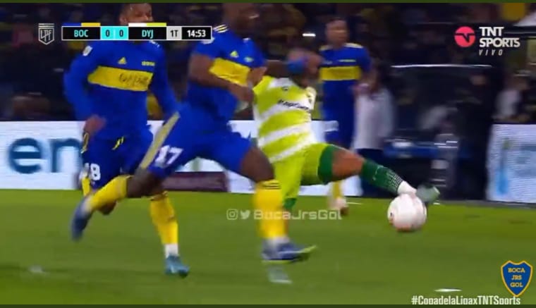 El lateral Peruano, Luis Advíncula, solo recibió tarjeta amarilla. Foto: Captura TNT Sports