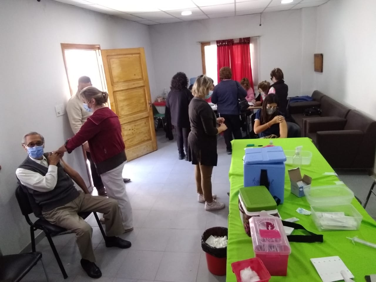 Las dosis contra el neumococo y covid 19 seguirán aplicándose en la sede de Bomberos Voluntarios, hasta el viernes, en el centro de Roca. Foto Gentileza.