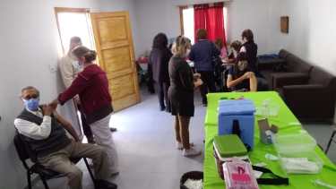 Las dosis contra el neumococo y covid 19 seguirán aplicándose en la sede de Bomberos Voluntarios, hasta el viernes, en el centro de Roca. Foto Gentileza.