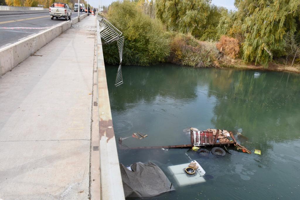 La carga del camión y sus combustibles se convirtieron en un peligro para el río Neuquén. (Archivo Matías Subat).-