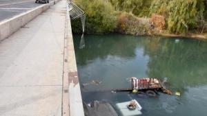 El camión que cayó del Tercer Puente seguirá en el río Neuquén: temen por la gente que se arroja a robar y por la contaminación